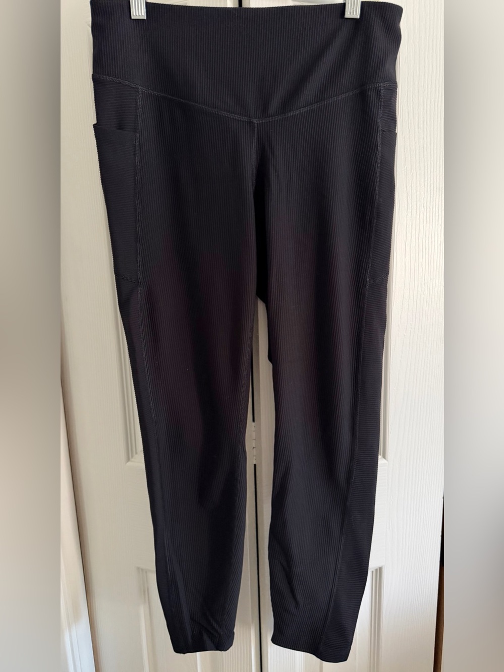 Old Navy Women’s Black Ribbed high-rise leggings w/ pockets large